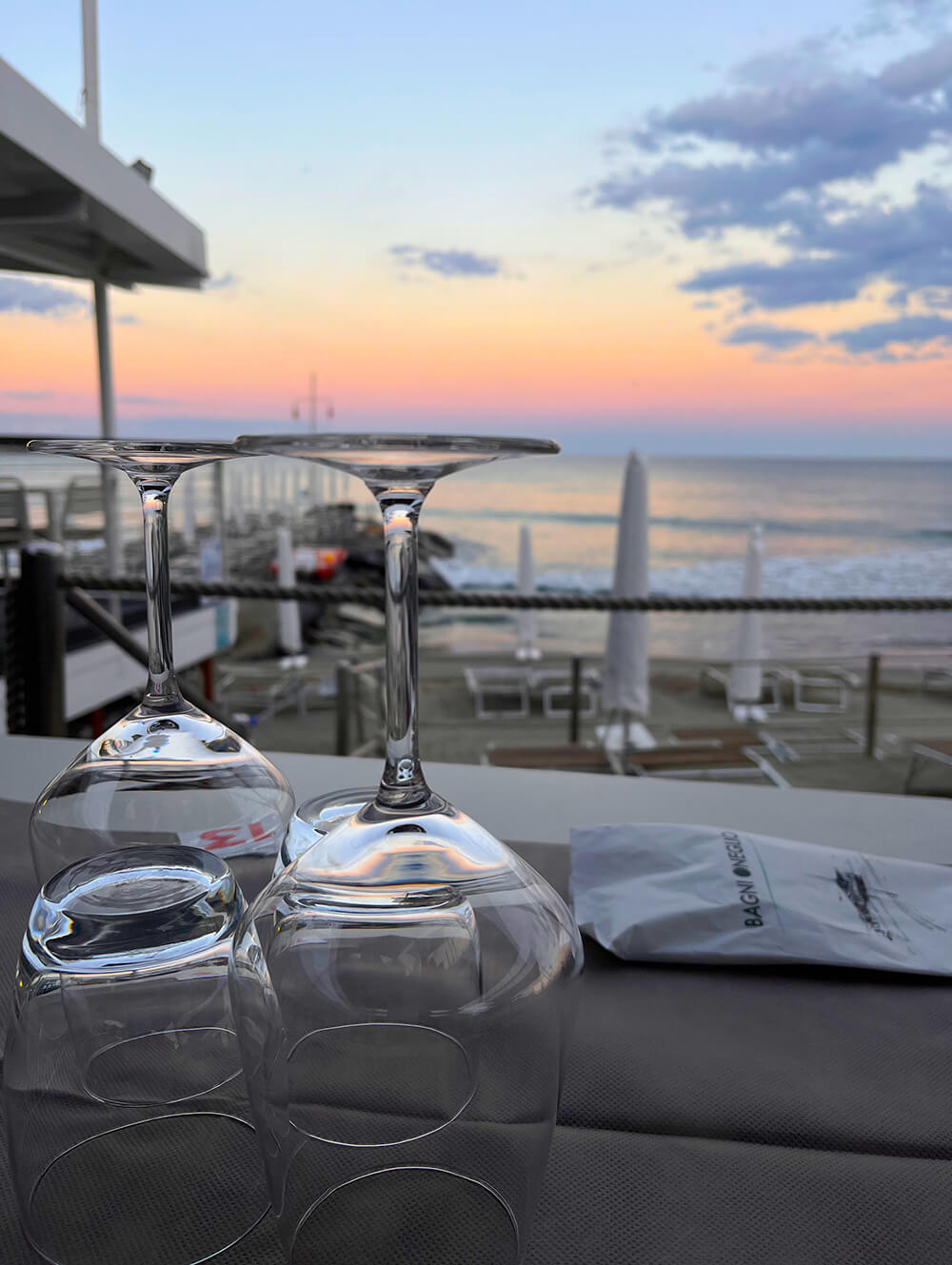 ristorante sul mare al tramonto